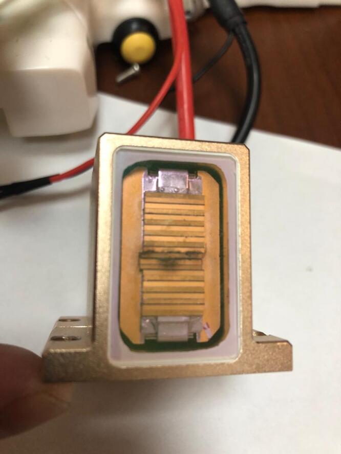 An example of a failed 500 watt diode stack 18H-3857. Buy spare parts for diode lasers. The photo below is an example of a failed 500 watt 18N-3857 diode stack. This stack is in the handle of the diode laser of one of the arbitrators. In this case, a clear malfunction of the diode assembly of a cosmetic laser for hair removal. After consultation with customers, a new stack was chosen for further replacement.