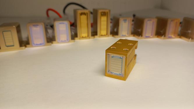 Checking the serviceability of the diode module in the laser handle. Checking the serviceability of the diode module in the laser handle.