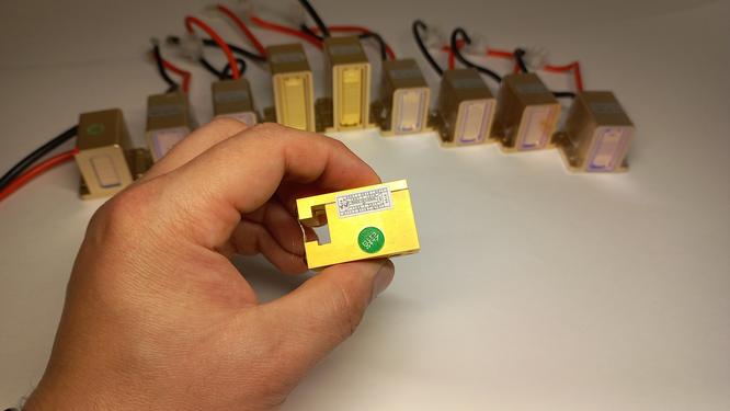 Checking the heating temperature of the diode laser handle. Checking the heating temperature of the diode laser handle.