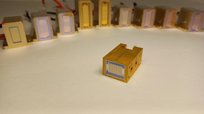 Checking the joints and cables of the diode laser handle. Checking the joints and cables of the diode laser handle.