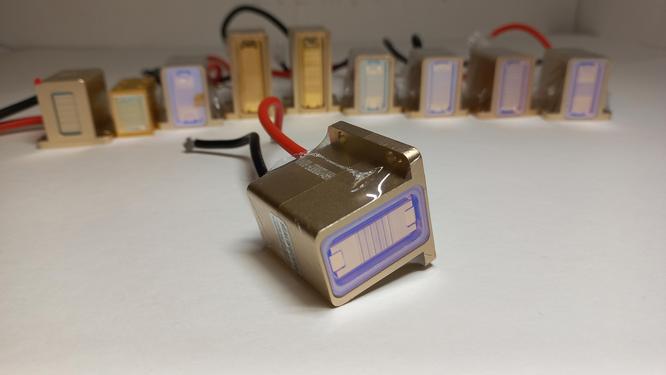 Mechanism for replacement in a diode laser Mechanism for replacement in a diode laser