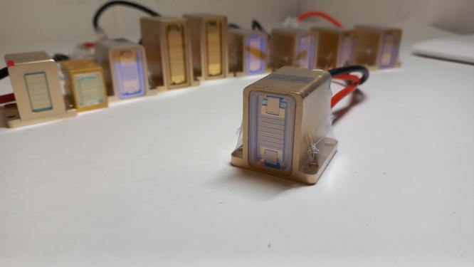Replacing the element of a diode laser Replacing the element of a diode laser