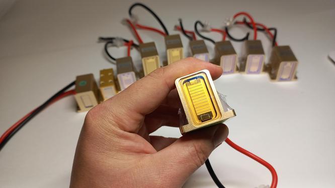 Checking the diode laser handle before serial operation. Checking the diode laser handle before serial operation.