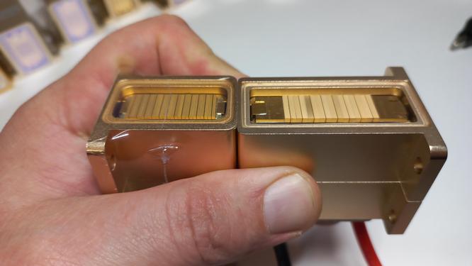 Component for a cosmetic laser Component for a cosmetic laser