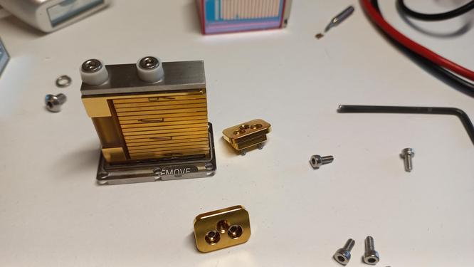 Replacement element in a cosmetic laser Replacement element in a cosmetic laser