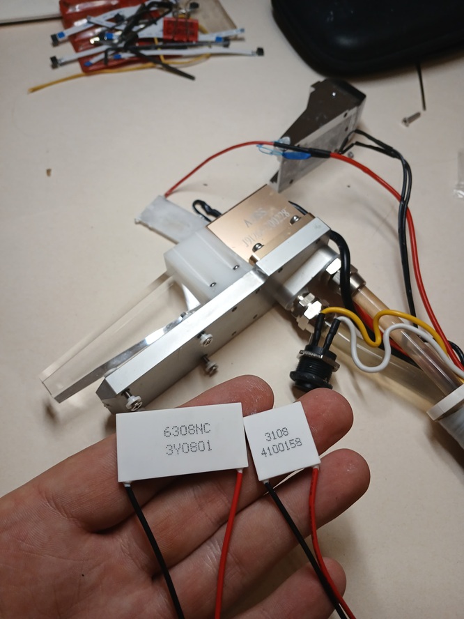 Diode laser handpiece tip cooling using Peltier cells